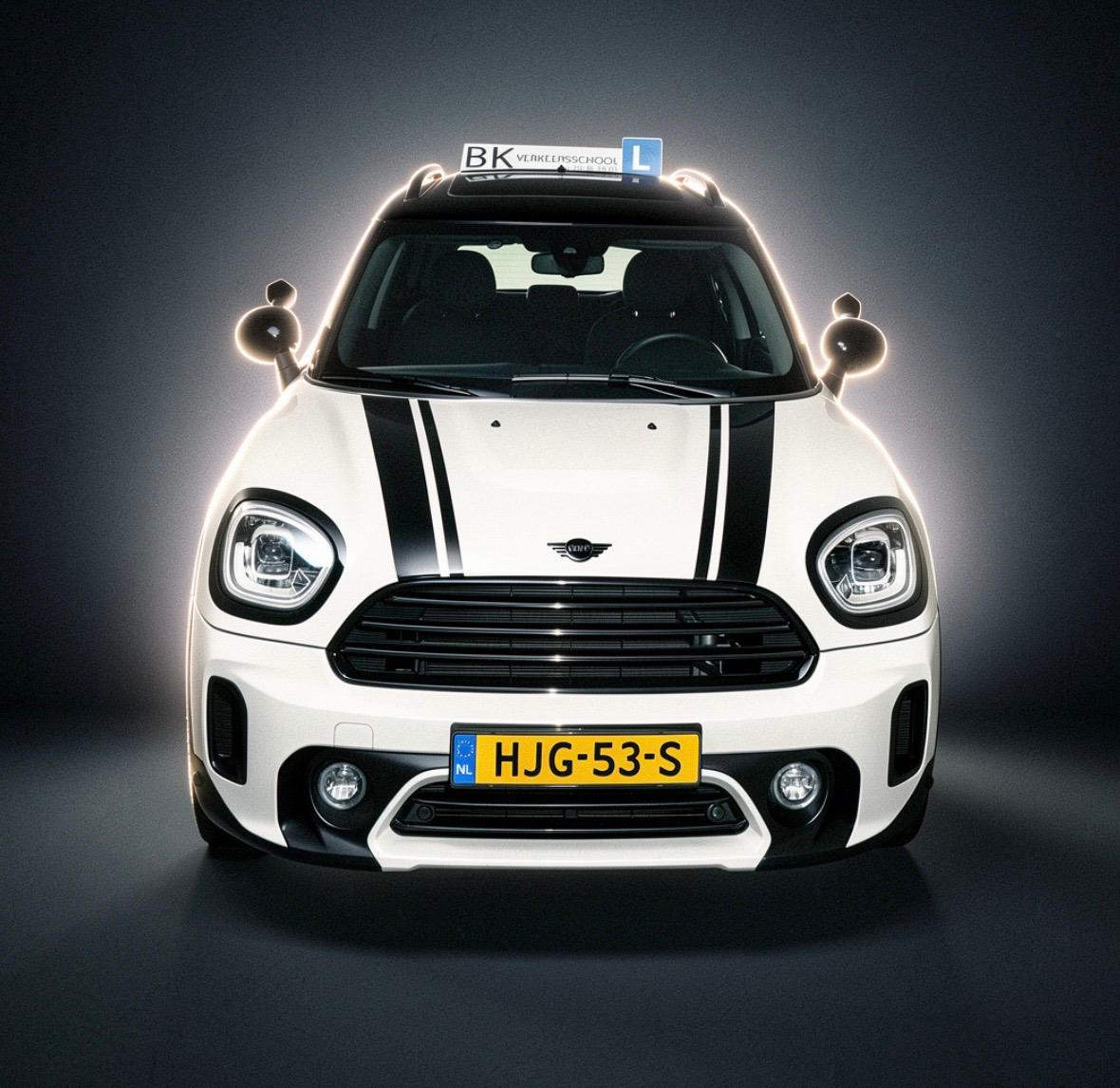 Mini Countryman vooraanzicht met BK Verkeersschool dakbord