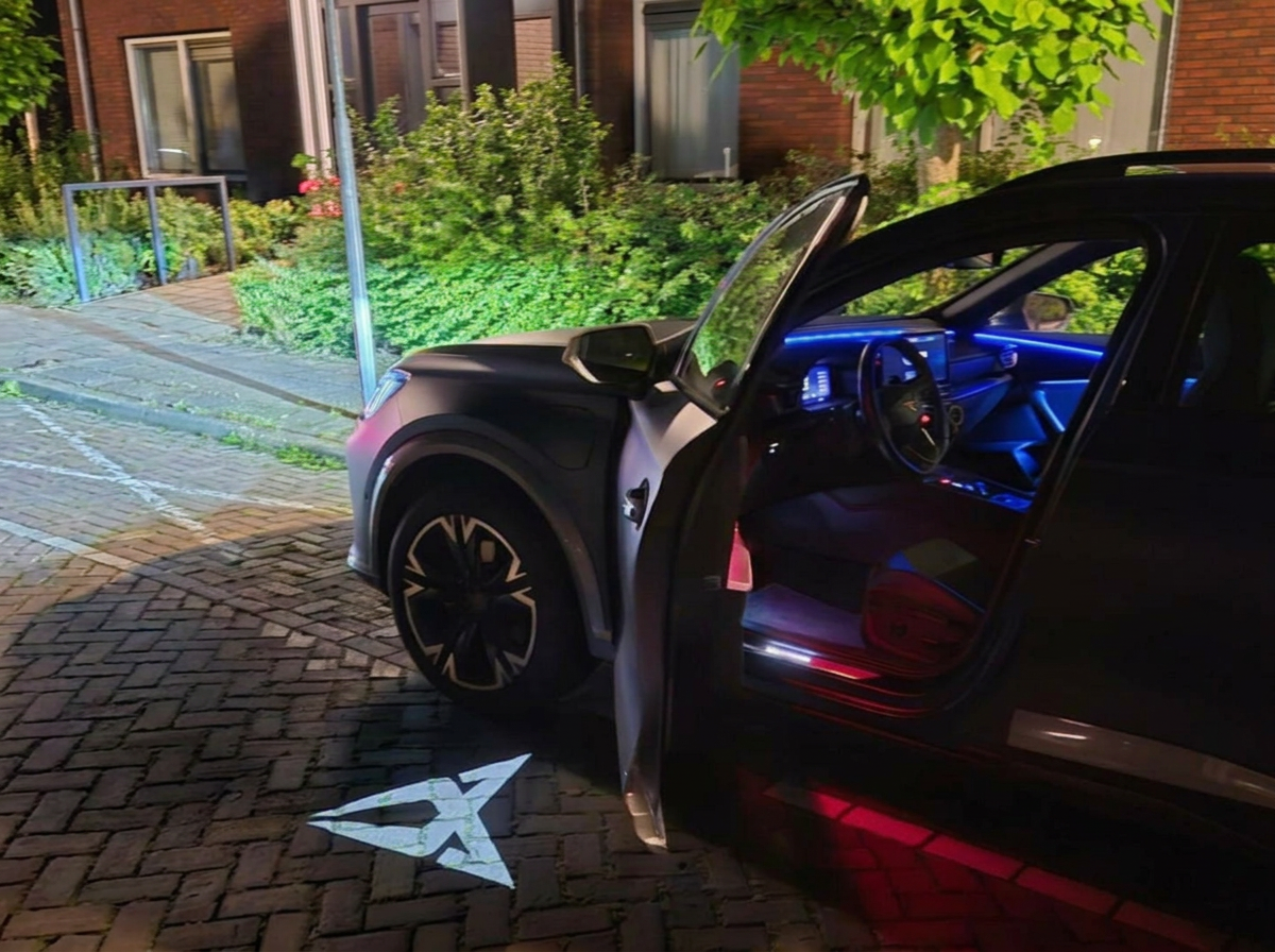 Cupra Formentor zijkant met geopende deur en welcome light
