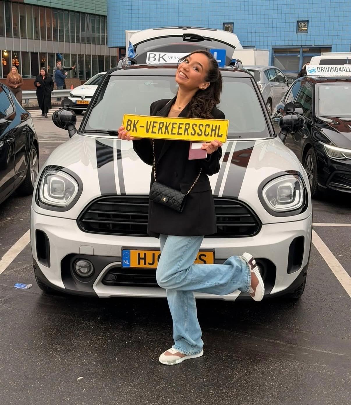 Geslaagd bij CBR Den Haag — Lisa